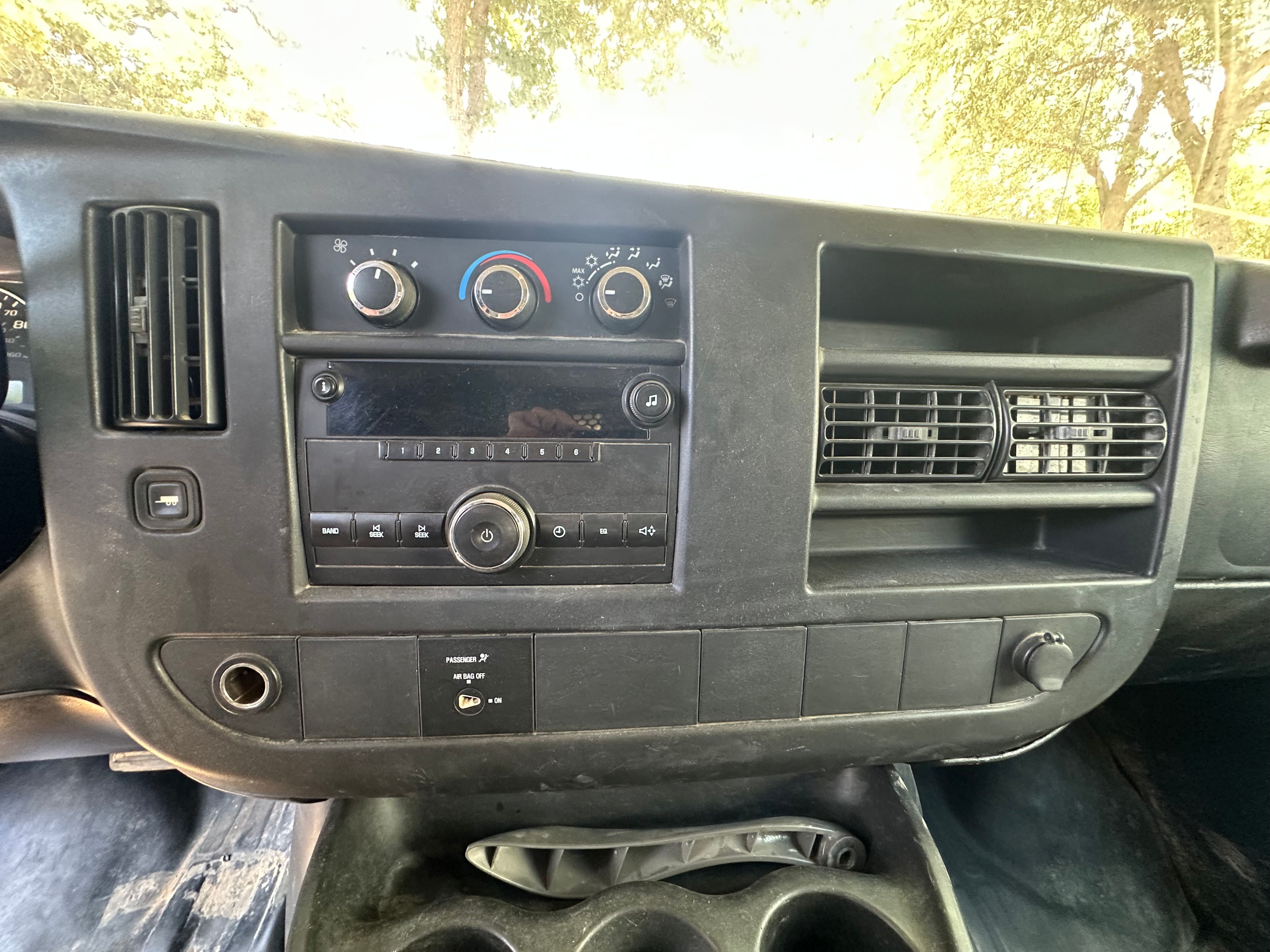 Used 2009 Chevrolet Express 2500 RWD image 9