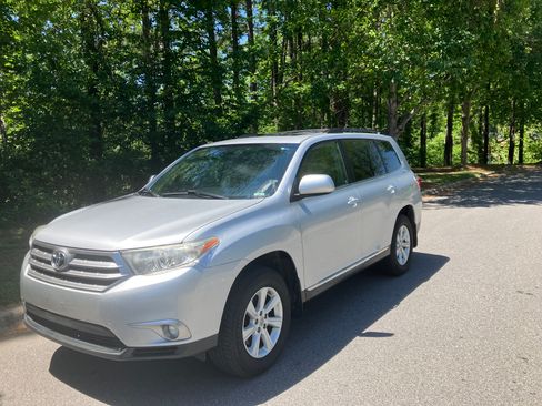 Used 2012 Toyota Highlander SE w/ Tow Pkg AWD/4WD image 4