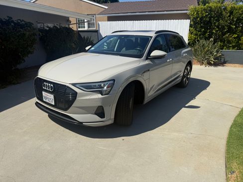 Used 2022 Audi e-tron Premium w/ Convenience Plus Package AWD/4WD image 1