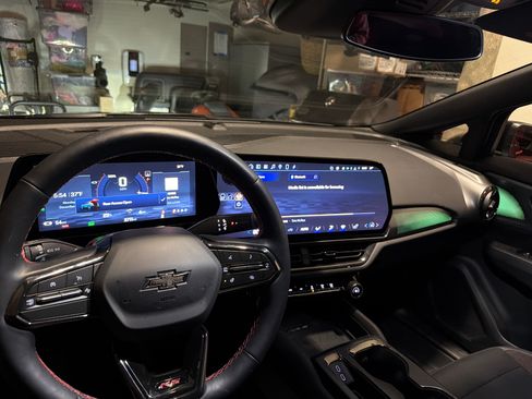 Used 2025 Chevrolet Equinox EV RS image 2