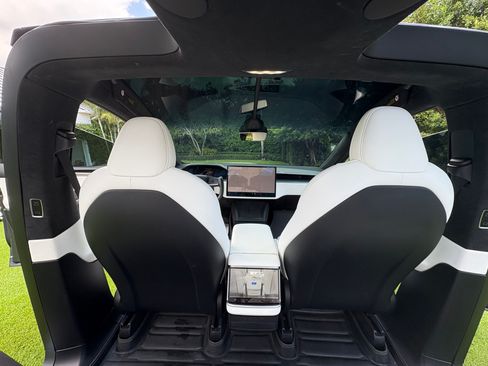 Used 2023 Tesla Model X Plaid image 2
