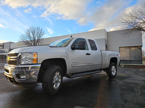 Used 2011 Chevrolet Silverado 2500 LT w/ Interior Plus Package image 2