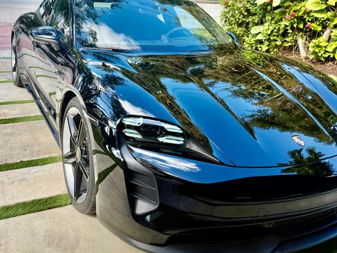 Used 2022 Porsche Taycan GTS image 4