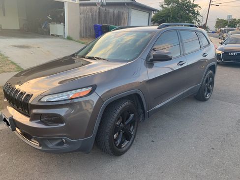 Used 2018 Jeep Cherokee Latitude w/ Altitude Package FWD image 2