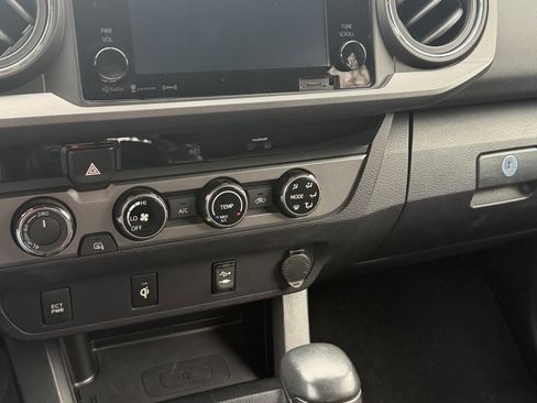 Used 2017 Toyota Tacoma TRD Off-Road image 6