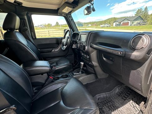 Used 2018 Jeep Wrangler Unlimited Sahara image 6