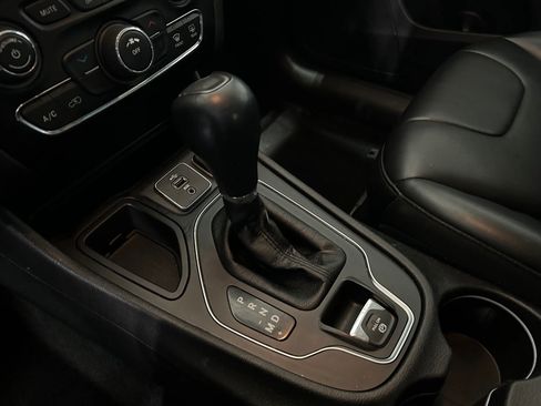 Used 2019 Jeep Cherokee Limited w/ Luxury Group image 10