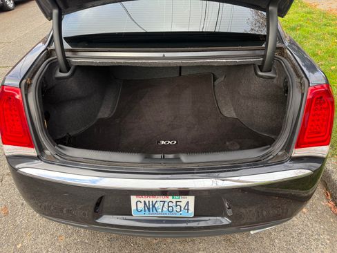 Used 2016 Chrysler 300 C image 6