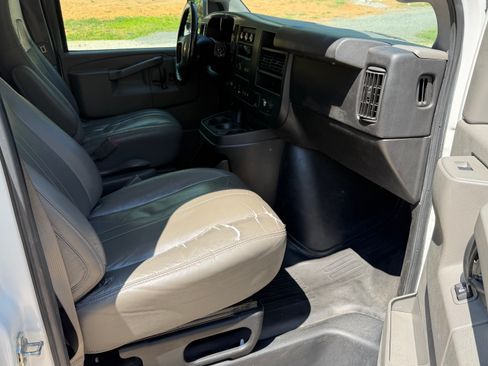 Used 2016 Chevrolet Express 2500 RWD image 11