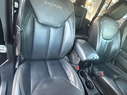 Used 2017 Jeep Wrangler Unlimited Sahara w/ Connectivity Group image 14