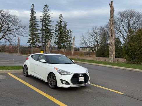 Used 2016 Hyundai Veloster Turbo w/ Option Group 04 FWD image 2