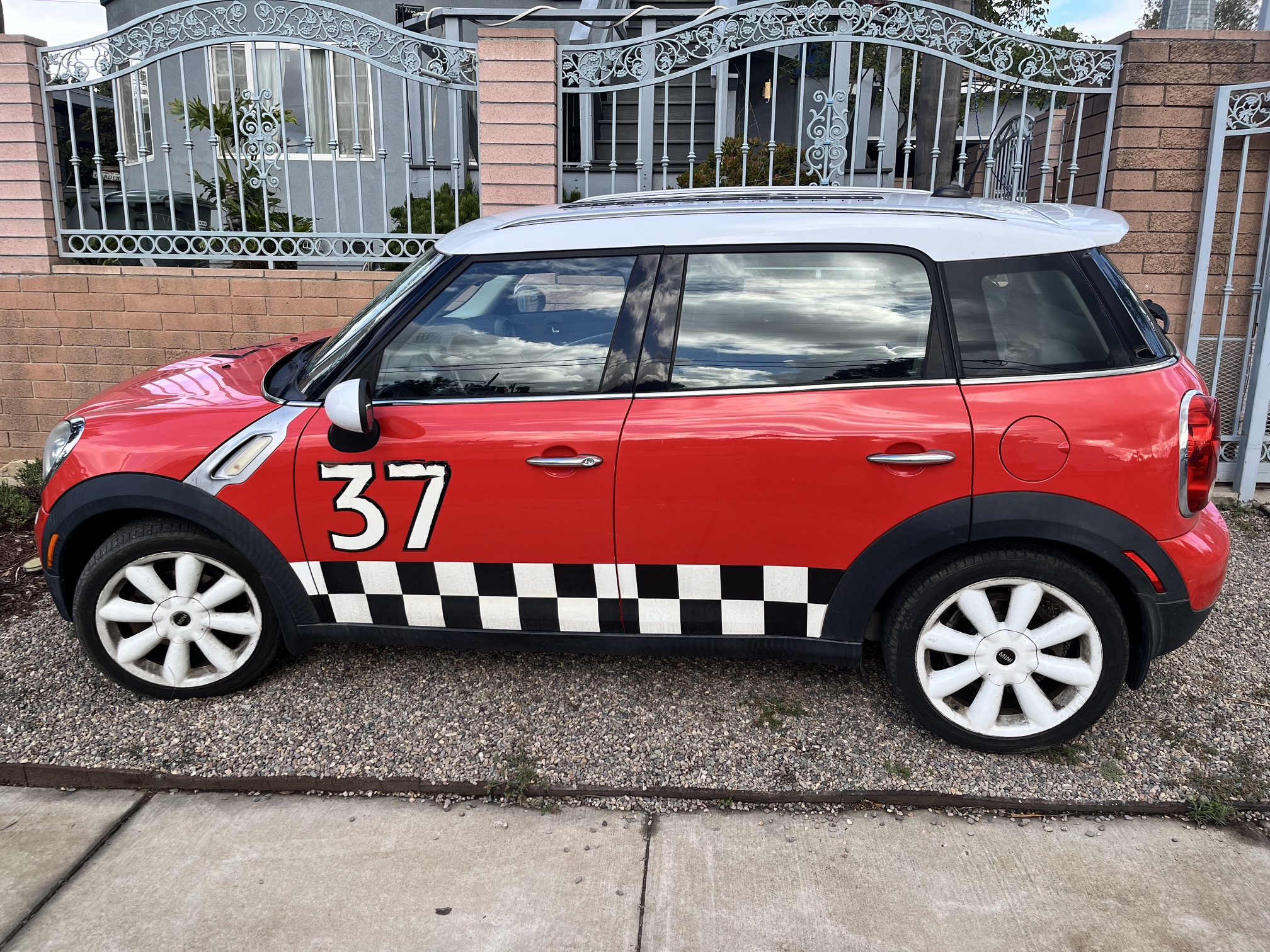 Used 2012 MINI Cooper Countryman FWD image 2
