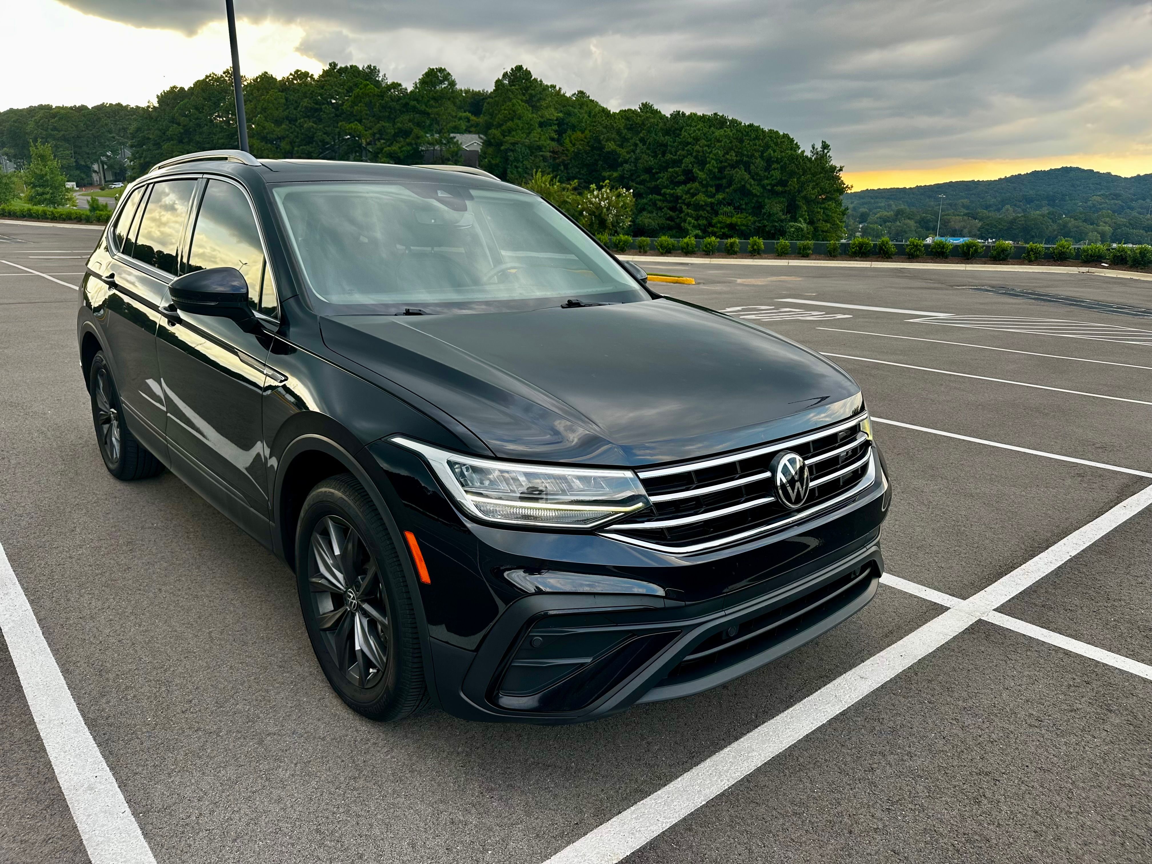 Used 2022 Volkswagen Tiguan SE FWD image 1