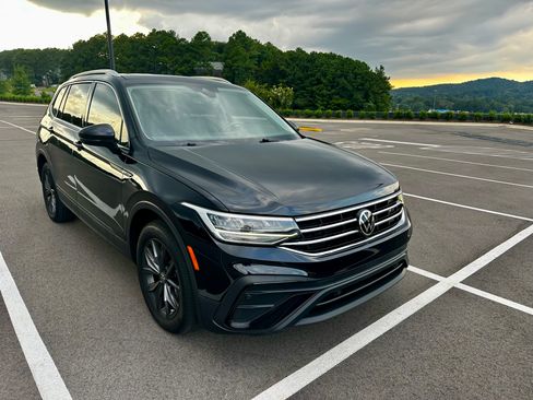 Used 2022 Volkswagen Tiguan SE FWD image 1