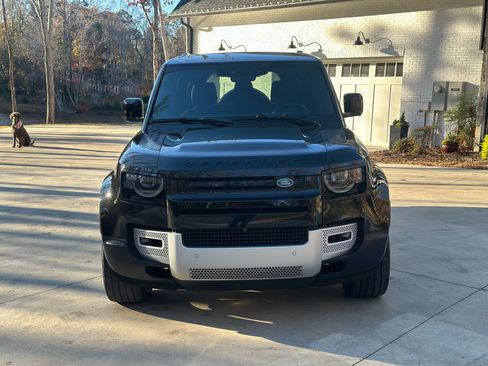 Used 2023 Land Rover Defender 130 SE image 4