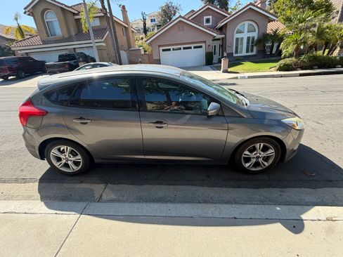 Used 2014 Ford Focus SE FWD image 2