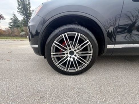 Used 2015 Volkswagen Touareg VR6 image 4