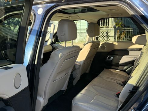 Used 2017 Land Rover Discovery SE image 8