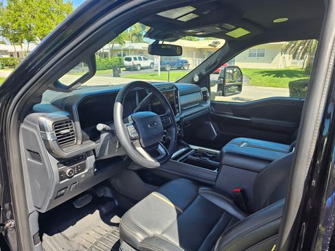 Used 2023 Ford F250 Platinum image 9