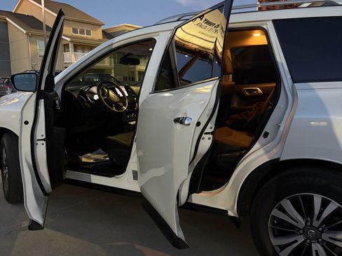 Used 2019 Nissan Pathfinder SV image 10