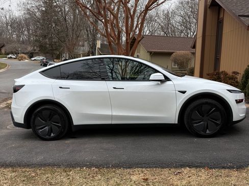 Used 2026 Tesla Model Y Long Range image 10