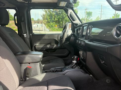 Used 2019 Jeep Wrangler Unlimited Sahara AWD/4WD image 10