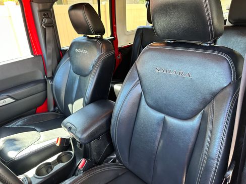 Used 2017 Jeep Wrangler Unlimited Sahara w/ Max Tow Package image 9