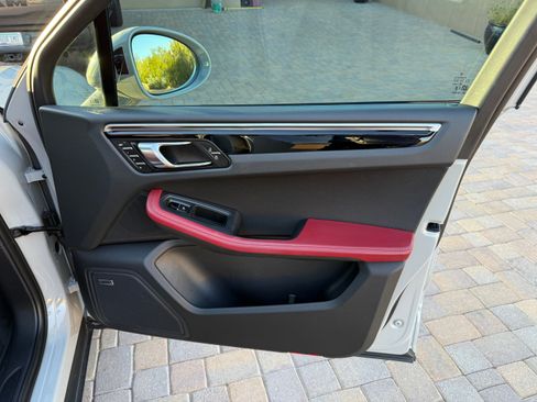 Used 2024 Porsche Macan image 10