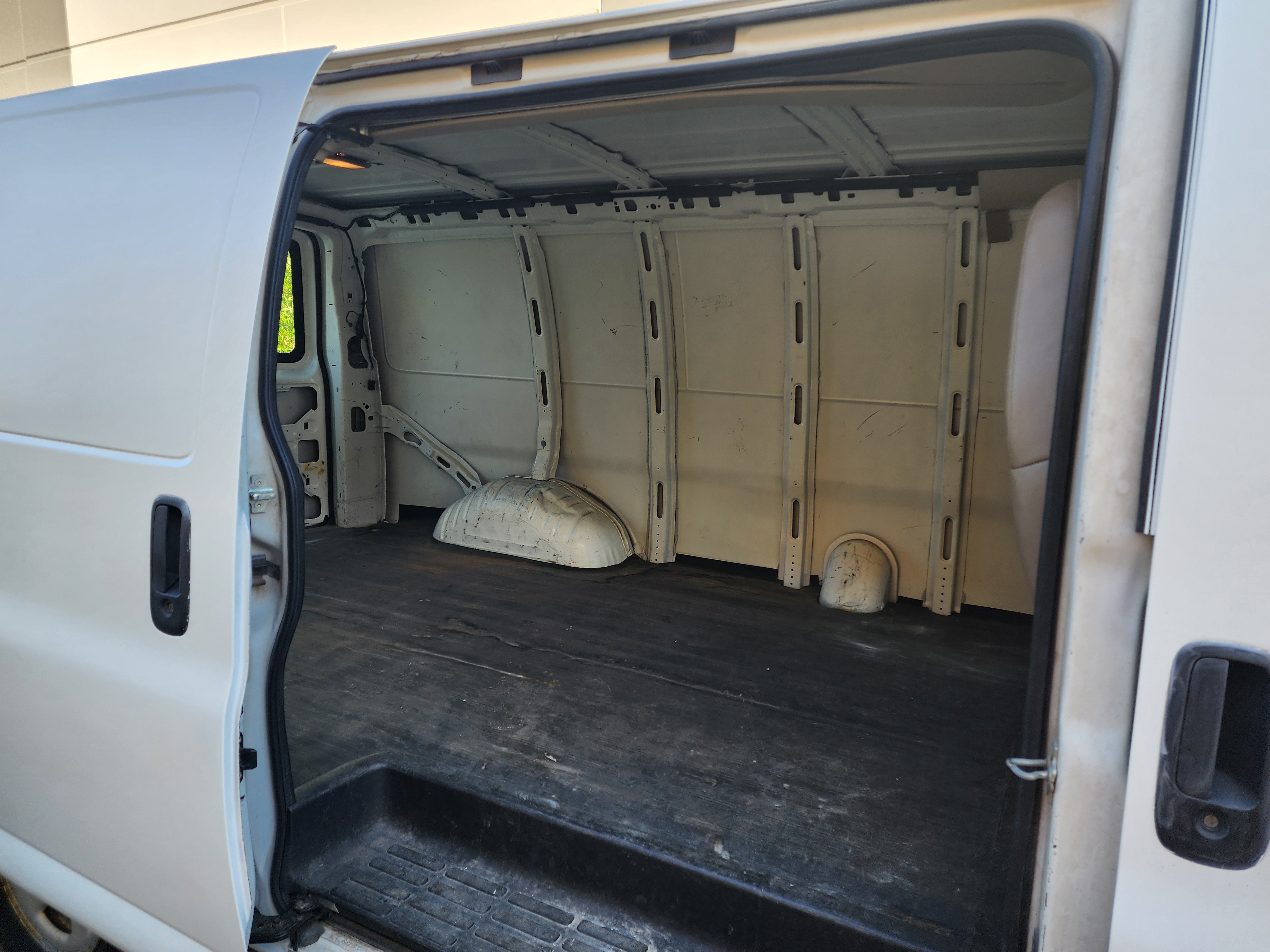 Used 2008 Chevrolet Express 1500 RWD image 14
