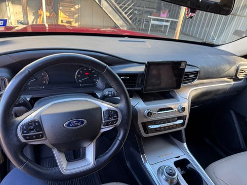 Used 2022 Ford Explorer XLT w/ Equipment Group 202A image 5