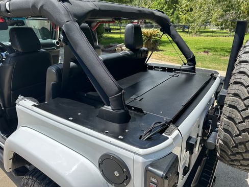 Used 2016 Jeep Wrangler Unlimited Rubicon image 18