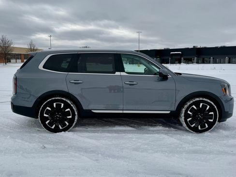 Used 2024 Kia Telluride SX Prestige w/ Towing Package image 2