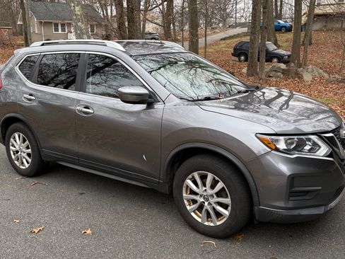Used 2017 Nissan Rogue SV image 2
