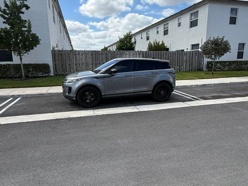Used 2020 Land Rover Range Rover Evoque SE image 2