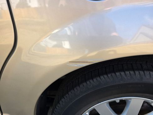 Used 2012 Chrysler Town & Country Touring-L w/ Driver Convenience Group image 10