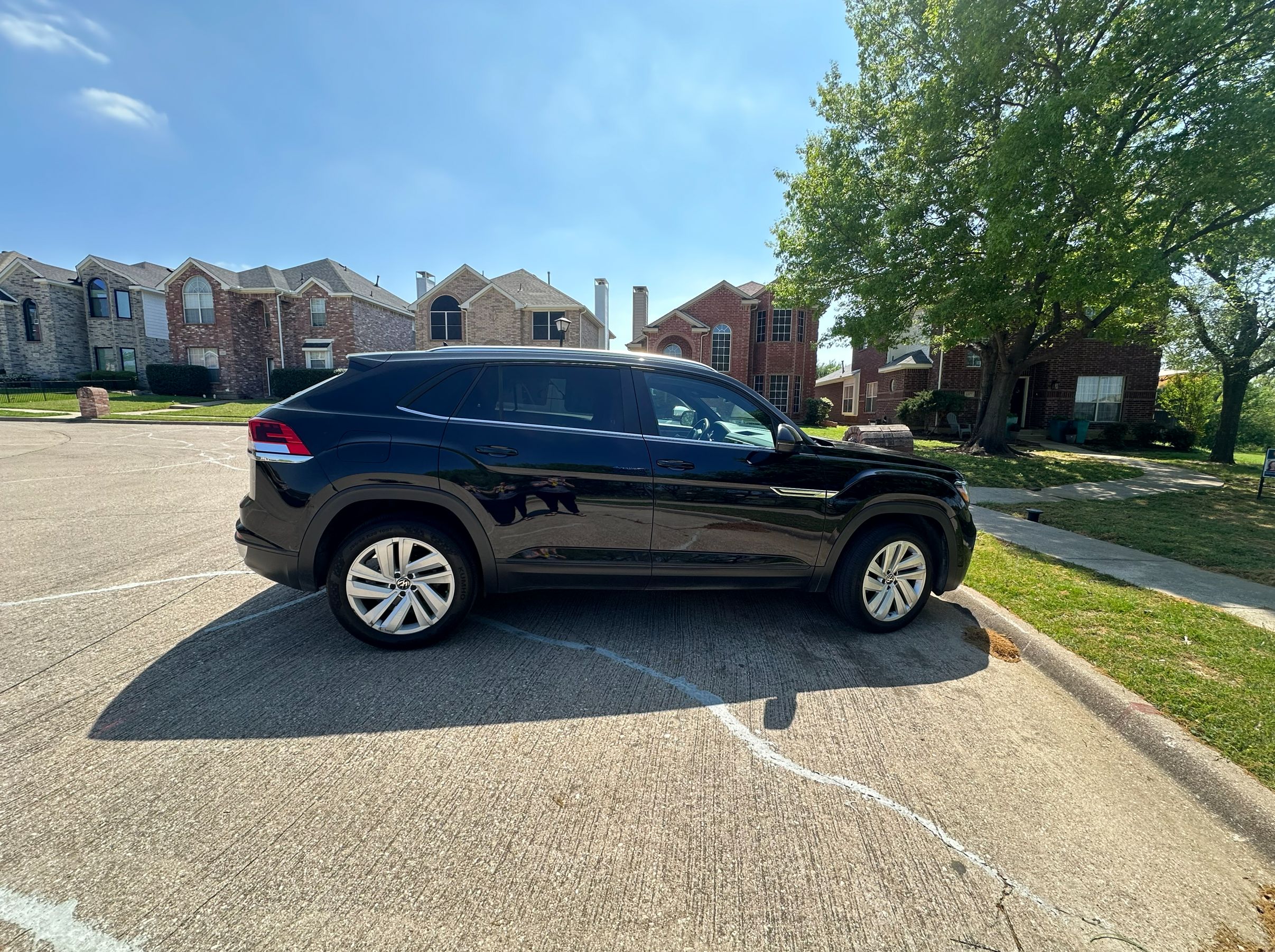 Used 2023 Volkswagen Atlas Cross Sport SE w/ Panoramic Sunroof Package AWD/4WD image 2