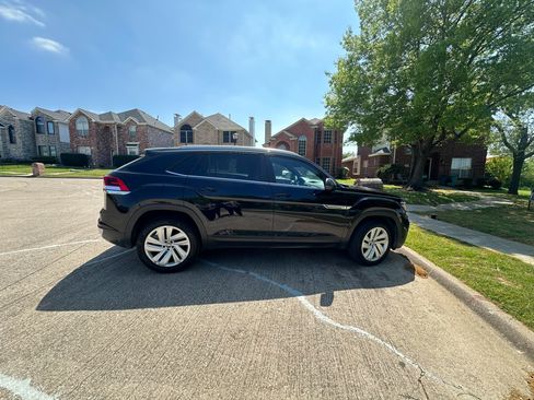 Used 2023 Volkswagen Atlas Cross Sport SE w/ Panoramic Sunroof Package image 2