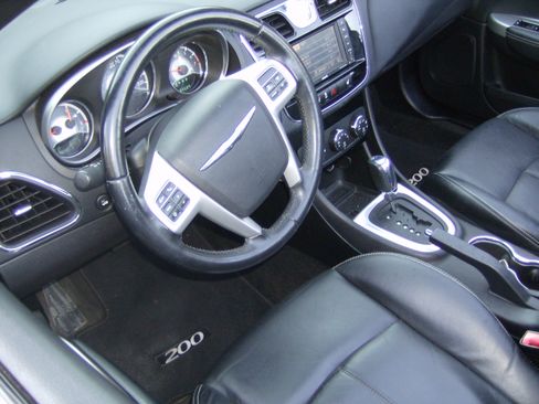 Used 2011 Chrysler 200 Limited image 8