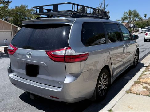 Used 2018 Toyota Sienna XLE w/ XLE Navigation Package FWD image 8