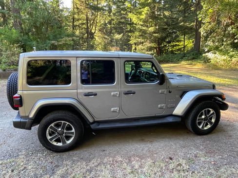 Used 2018 Jeep Wrangler Unlimited Sahara AWD/4WD image 8
