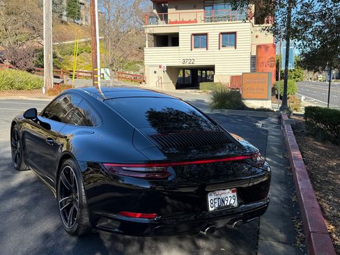 Used 2018 Porsche 911 Carrera 4S image 8