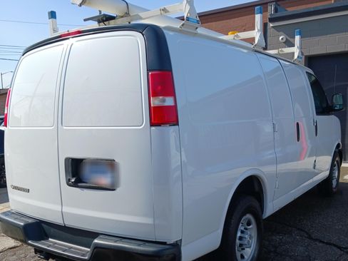 Used 2018 Chevrolet Express 2500 w/ Driver Convenience Package image 9