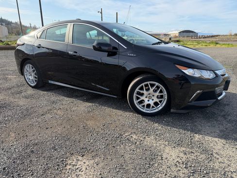 Used 2017 Chevrolet Volt LT w/ Comfort Package image 12