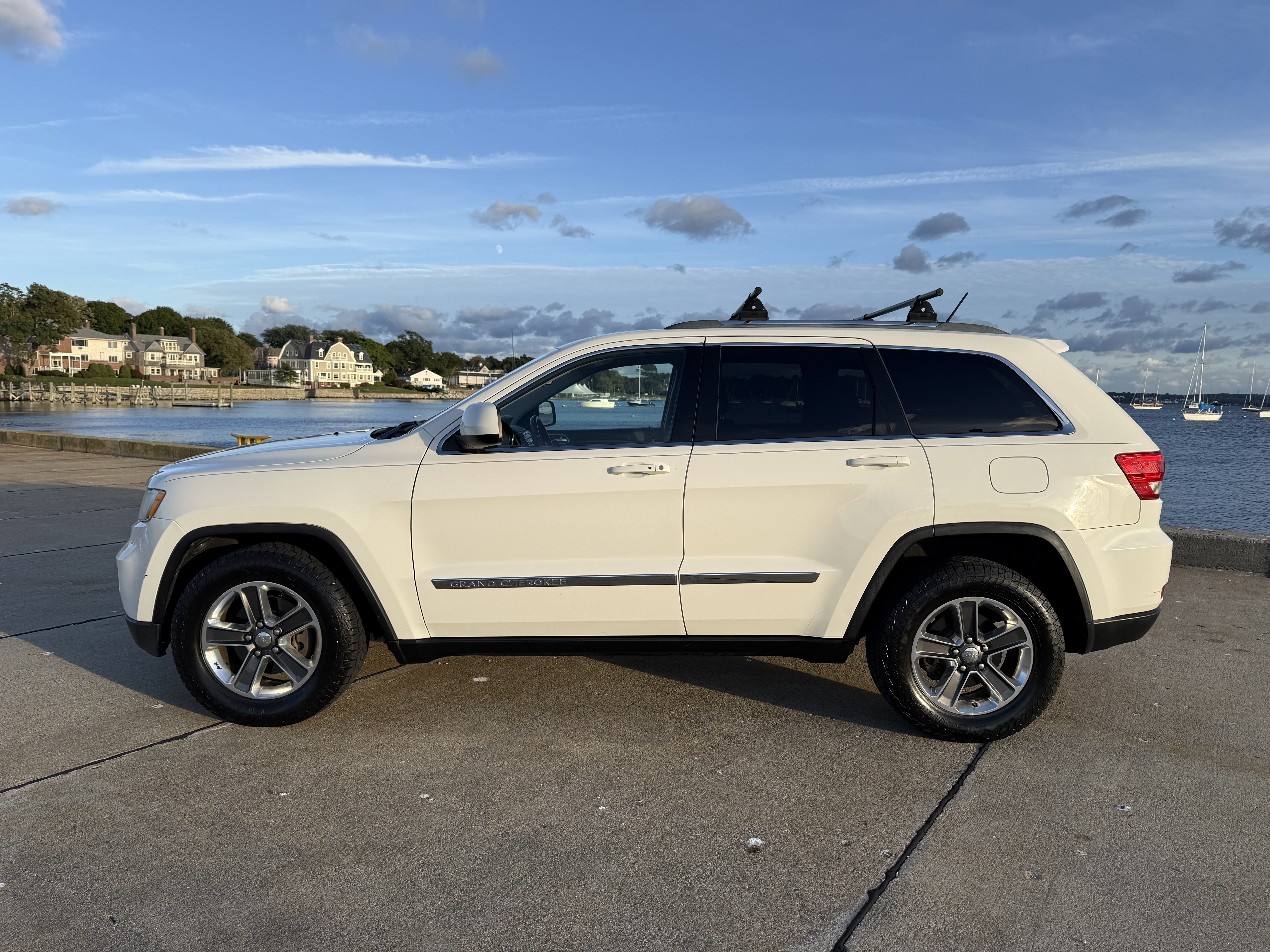 Used 2011 Jeep Grand Cherokee Laredo AWD/4WD image 5