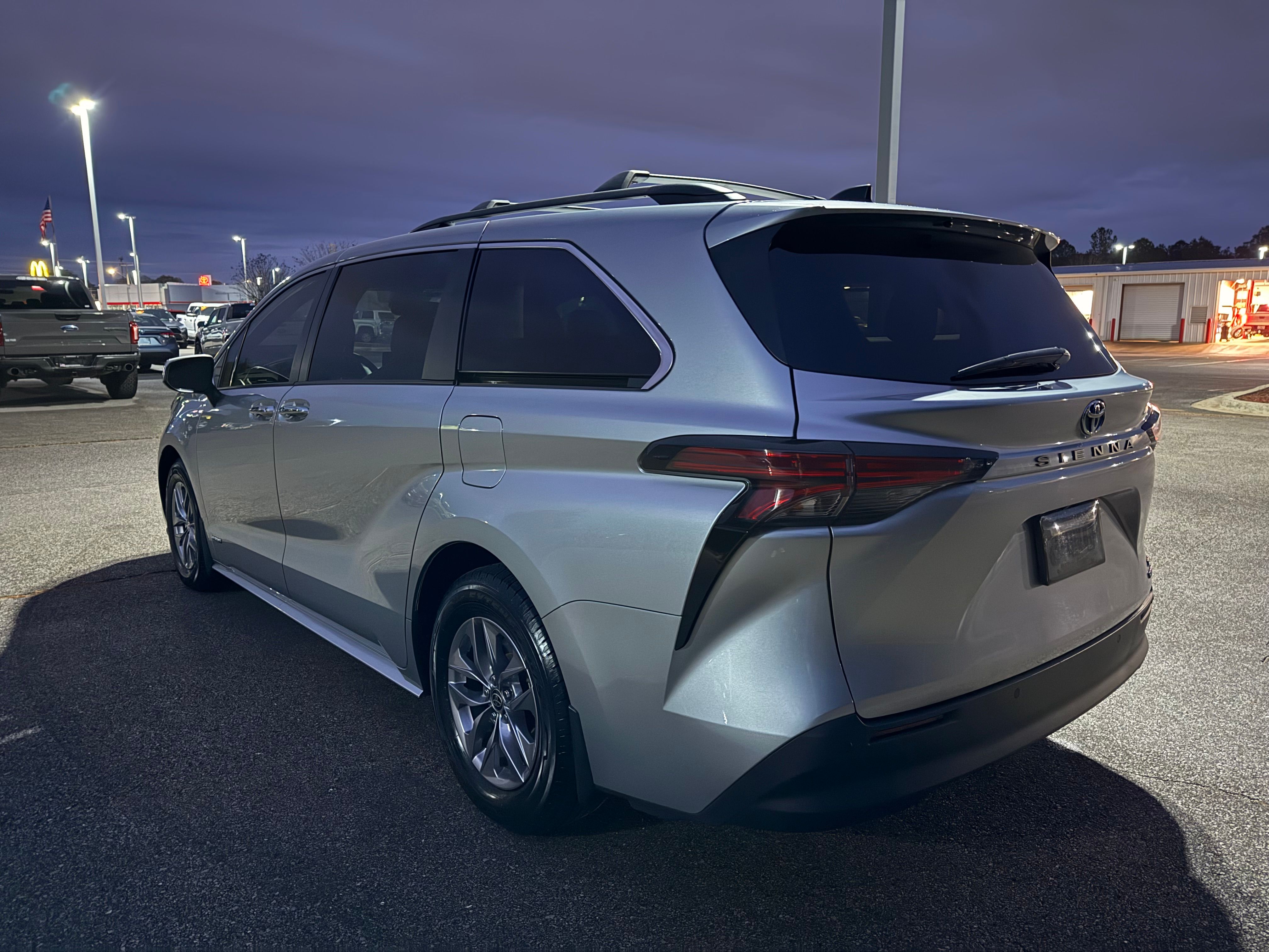 Used 2021 Toyota Sienna XLE w/ XLE Plus Package FWD image 22