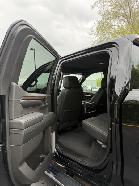 Used 2024 Chevrolet Silverado 1500 High Country w/ Technology Package AWD/4WD image 10