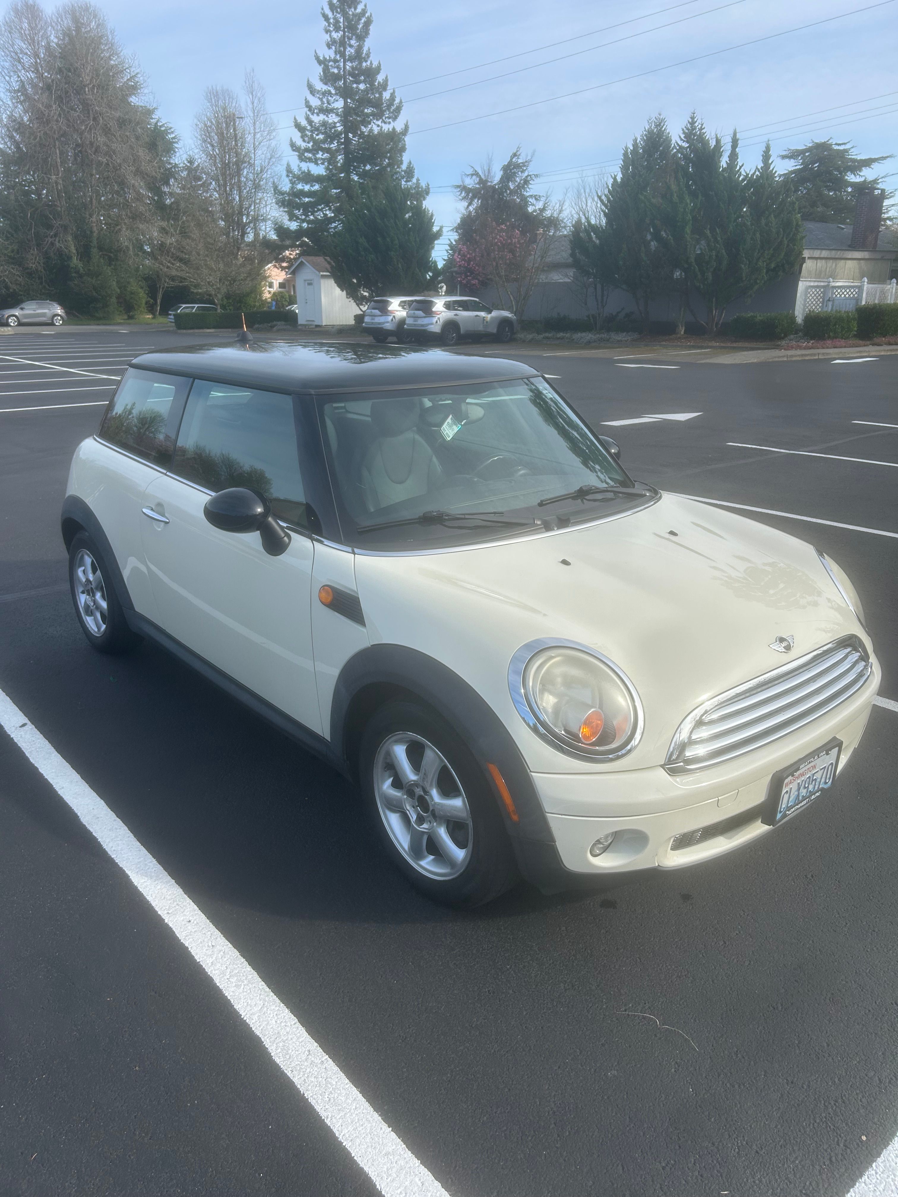 Used 2010 MINI Cooper Hardtop FWD image 1