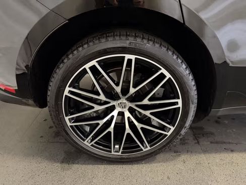 Used 2024 Porsche Macan image 10