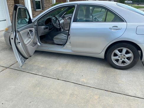 Used 2010 Toyota Camry LE FWD image 2