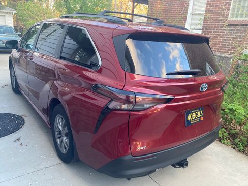 Used 2024 Toyota Sienna LE AWD/4WD image 6